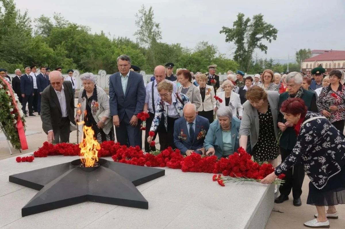 Красноярцы возложили цветы к Вечному огню в память о солдатах, не вернувшихся с полей сражений, и о тех, кто погиб в тылу Красноярцы возложили цветы к Вечному огню в память о солдатах, не вернувшихся с полей сражений, и о тех, кто погиб в тылу