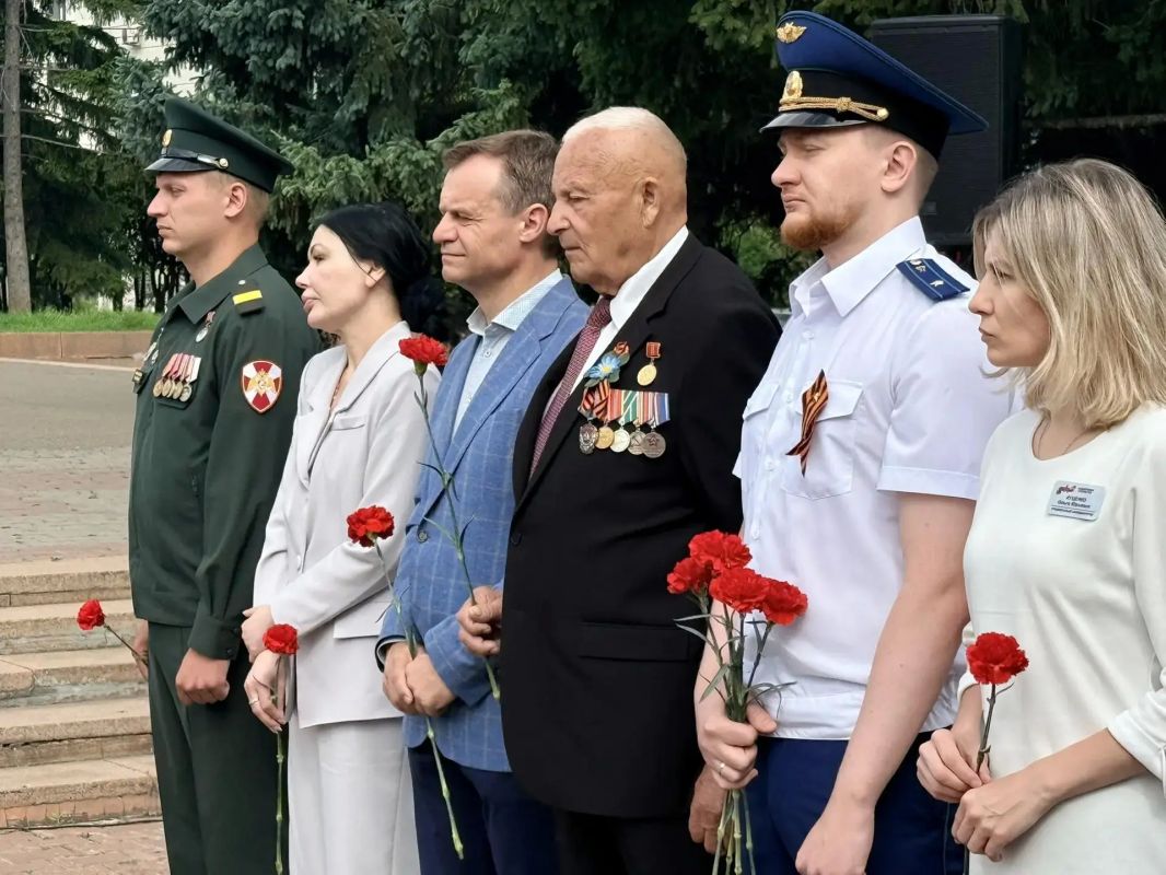 Помним. Скорбим. Гордимся. Помним. Скорбим. Гордимся.
