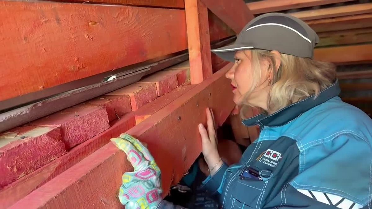 Специалисты Службы проверили качество кровли в поселке Каменный Яр