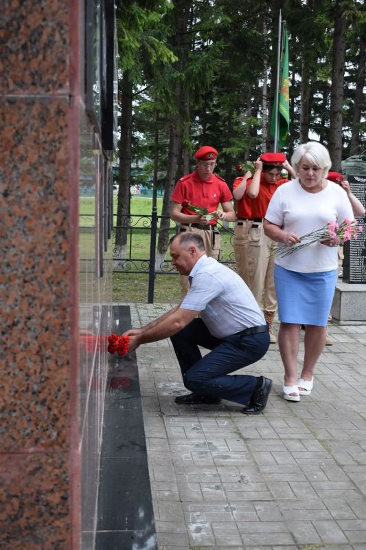 Митинг памяти. Сегодня наша страна чтит память 27 миллионов человек, погибших в годы Великой Отечественной войны Митинг памяти. Сегодня наша страна чтит память 27 миллионов человек, погибших в годы Великой Отечественной войны