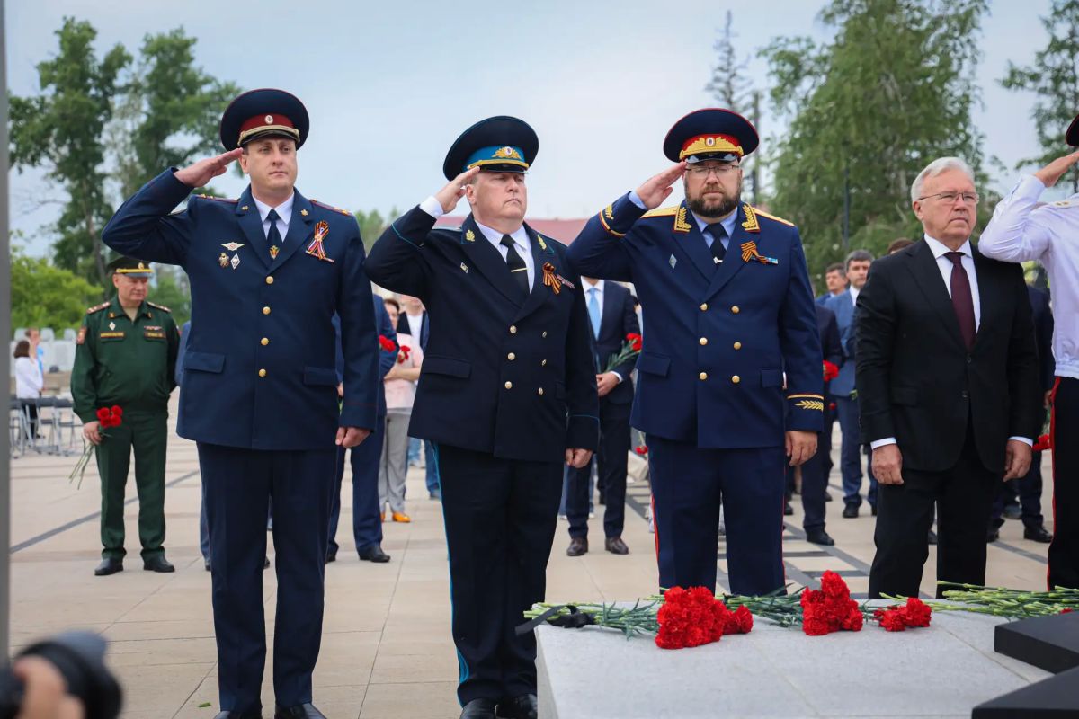 В День памяти и скорби заместитель начальника ГУФСИН полковник внутренней службы Георгий Кочергин принял участие в церемонии возложения венков и цветов к Вечному огню Мемориала Победы В День памяти и скорби заместитель начальника ГУФСИН полковник внутренней службы Георгий Кочергин принял участие в церемонии возложения венков и цветов к Вечному огню Мемориала Победы