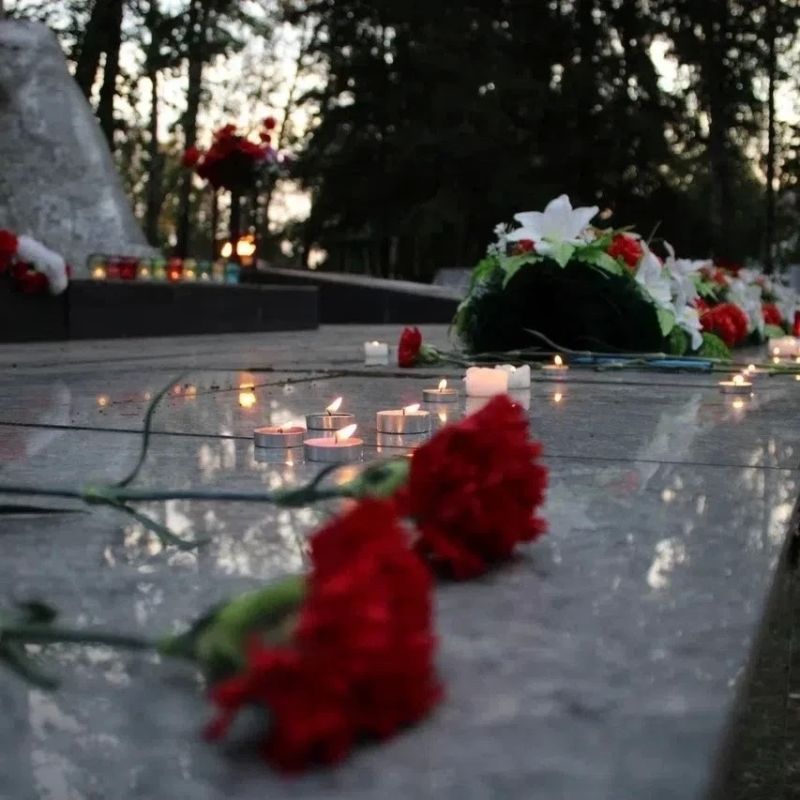 Зажгли свечи памяти. В Ирбейском у мемориала павших в годы Великой Отечественной войны 1941-1945 гг. собрались жители поселения, чтобы почтить память родных, сражавшихся в те страшные годы с фашизмом Зажгли свечи памяти. В Ирбейском у мемориала павших в годы Великой Отечественной войны 1941-1945 гг. собрались жители поселения, чтобы почтить память родных, сражавшихся в те страшные годы с фашизмом