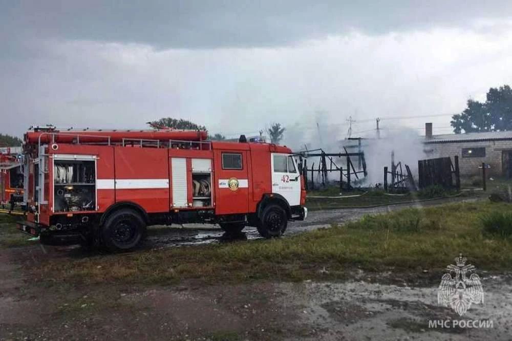 11 пожаров: в выходные в Хакасии горели дома, бани и надворные постройки