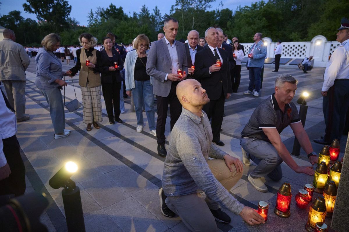 А накануне, поздним вечером 21 июня, на площади у Мемориала Победы прошла международная акция «Огненные картины войны» А накануне, поздним вечером 21 июня, на площади у Мемориала Победы прошла международная акция «Огненные картины войны»