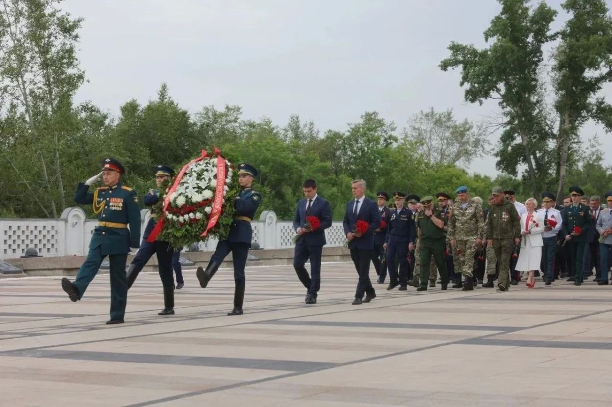 Красноярцы возложили цветы к Вечному огню в память о солдатах, не вернувшихся с полей сражений, и о тех, кто погиб в тылу