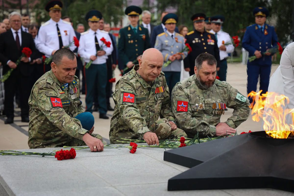 В День памяти и скорби заместитель начальника ГУФСИН полковник внутренней службы Георгий Кочергин принял участие в церемонии возложения венков и цветов к Вечному огню Мемориала Победы В День памяти и скорби заместитель начальника ГУФСИН полковник внутренней службы Георгий Кочергин принял участие в церемонии возложения венков и цветов к Вечному огню Мемориала Победы