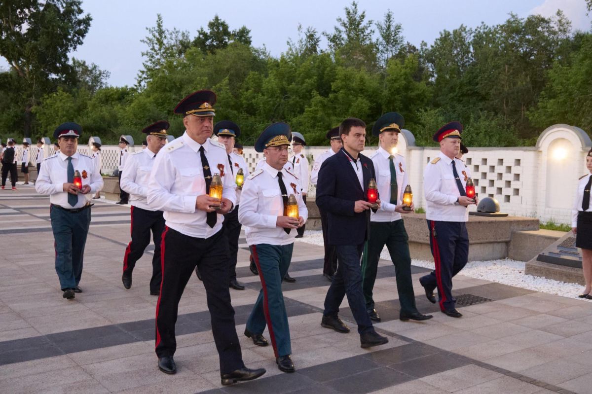 А накануне, поздним вечером 21 июня, на площади у Мемориала Победы прошла международная акция «Огненные картины войны» А накануне, поздним вечером 21 июня, на площади у Мемориала Победы прошла международная акция «Огненные картины войны»