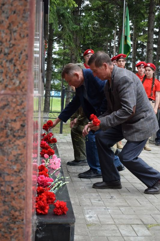 Митинг памяти. Сегодня наша страна чтит память 27 миллионов человек, погибших в годы Великой Отечественной войны Митинг памяти. Сегодня наша страна чтит память 27 миллионов человек, погибших в годы Великой Отечественной войны