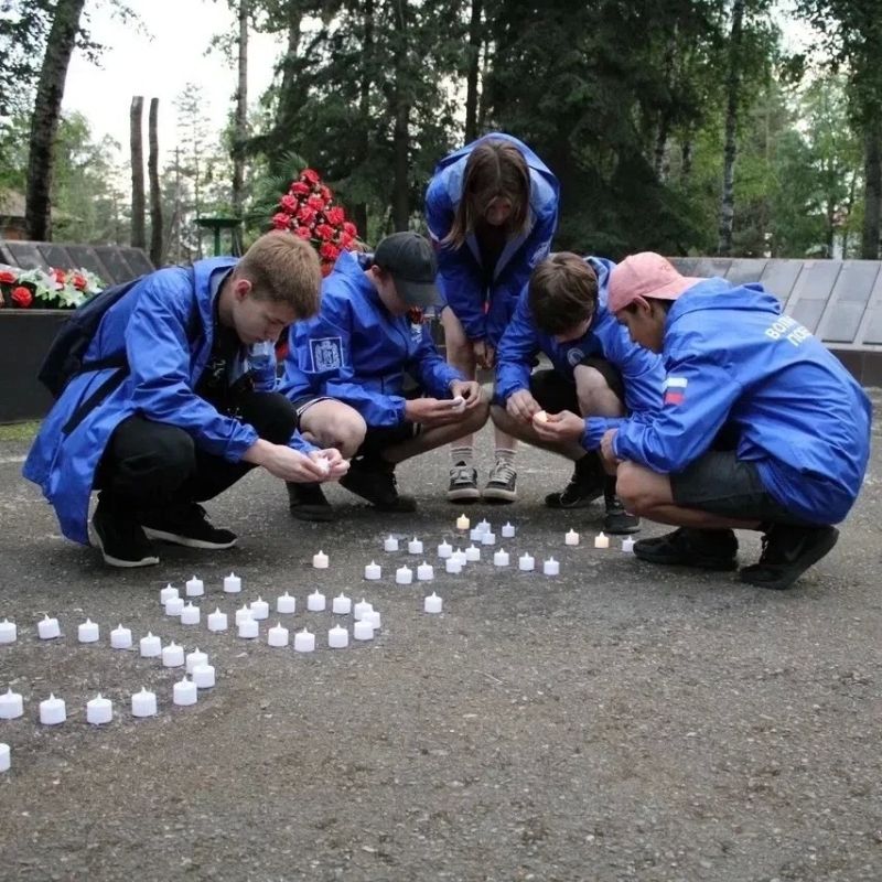 Зажгли свечи памяти. В Ирбейском у мемориала павших в годы Великой Отечественной войны 1941-1945 гг. собрались жители поселения, чтобы почтить память родных, сражавшихся в те страшные годы с фашизмом