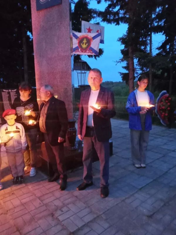 Зажгли свечи памяти. В Ирбейском у мемориала павших в годы Великой Отечественной войны 1941-1945 гг. собрались жители поселения, чтобы почтить память родных, сражавшихся в те страшные годы с фашизмом Зажгли свечи памяти. В Ирбейском у мемориала павших в годы Великой Отечественной войны 1941-1945 гг. собрались жители поселения, чтобы почтить память родных, сражавшихся в те страшные годы с фашизмом