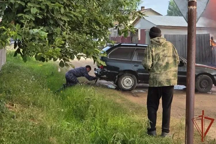 Сотрудники Росгвардии оказали помощь при ликвидации пожара в селе Красноярского края Сотрудники Росгвардии оказали помощь при ликвидации пожара в селе Красноярского края