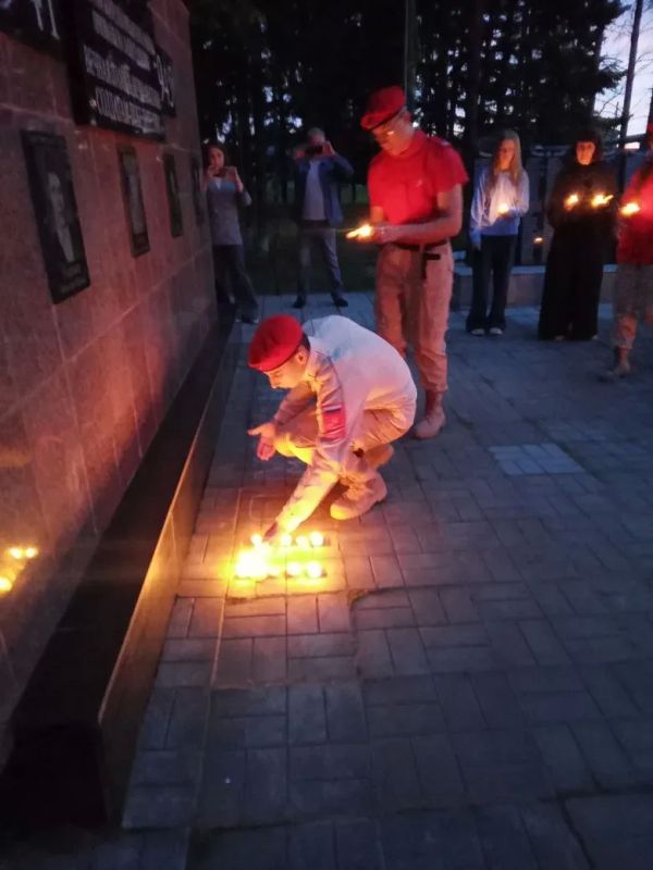Зажгли свечи памяти. В Ирбейском у мемориала павших в годы Великой Отечественной войны 1941-1945 гг. собрались жители поселения, чтобы почтить память родных, сражавшихся в те страшные годы с фашизмом Зажгли свечи памяти. В Ирбейском у мемориала павших в годы Великой Отечественной войны 1941-1945 гг. собрались жители поселения, чтобы почтить память родных, сражавшихся в те страшные годы с фашизмом
