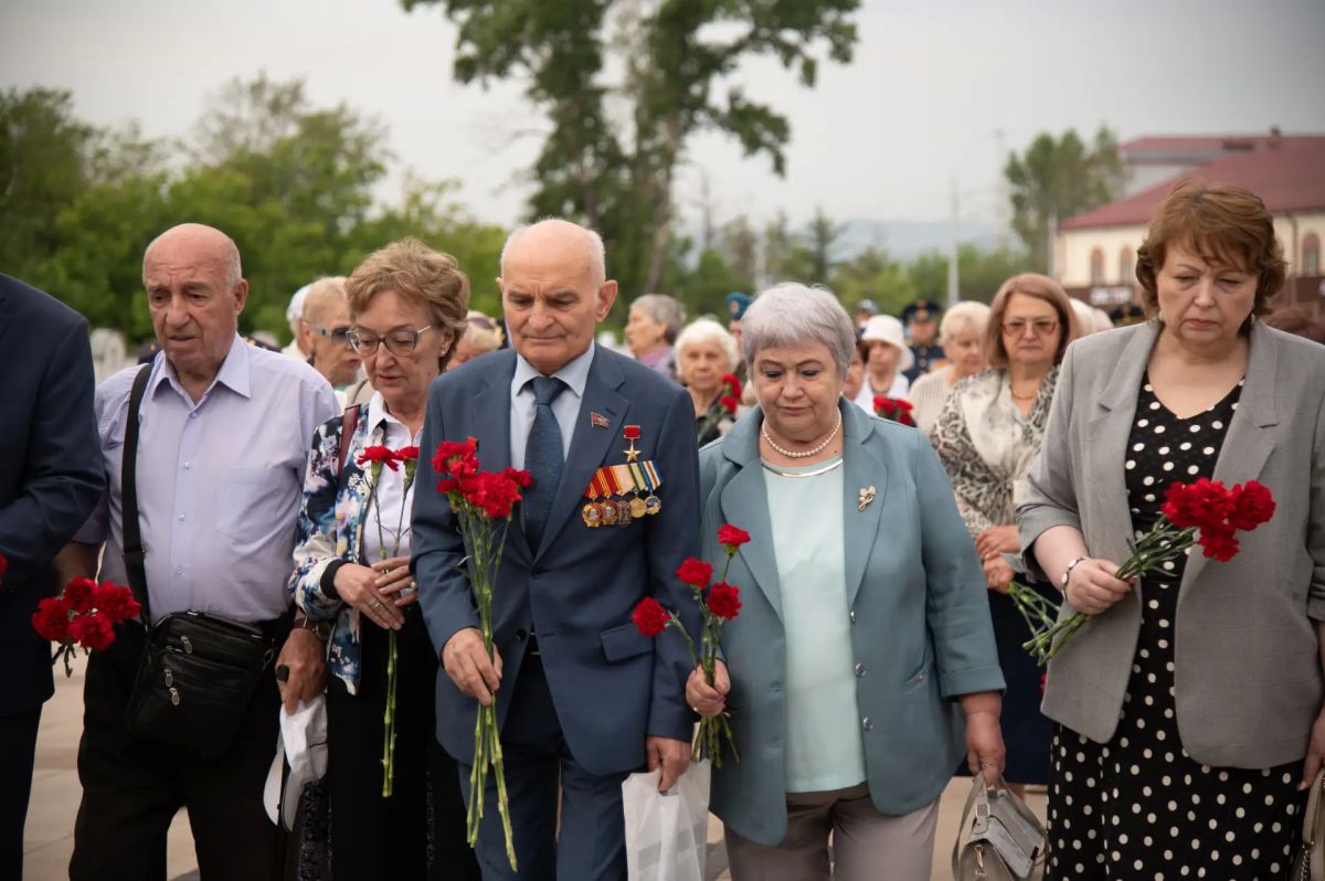 В День памяти и скорби полицейские возложили цветы к Вечному огню на Мемориале Победы В День памяти и скорби полицейские возложили цветы к Вечному огню на Мемориале Победы