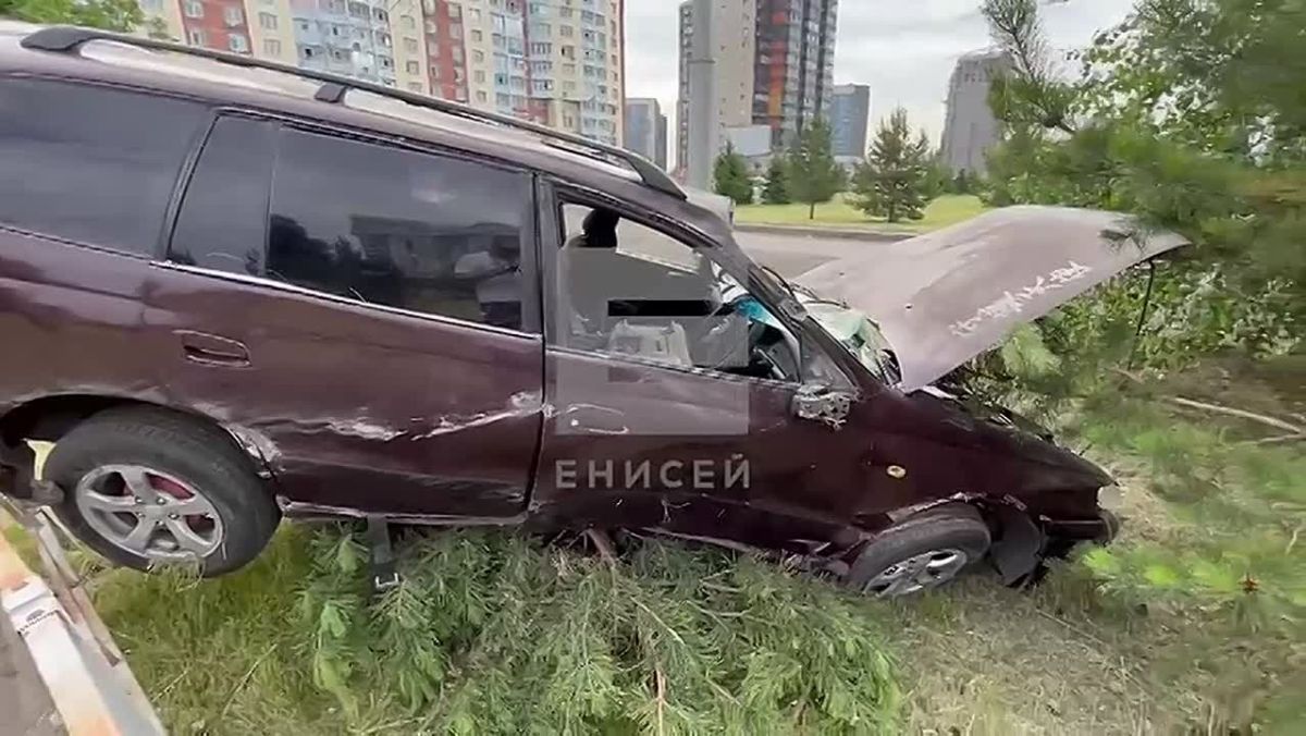Легковушка отлетела в дерево после столкновения на Авиаторов в Красноярске