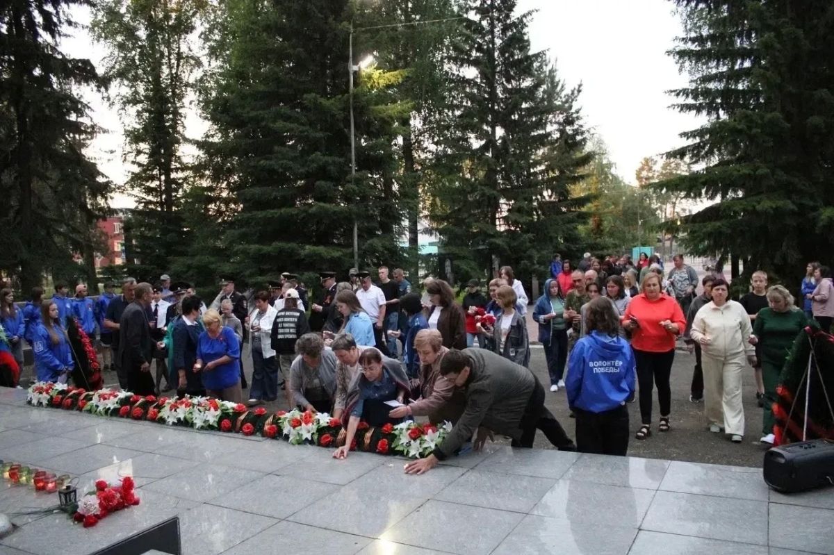 Зажгли свечи памяти. В Ирбейском у мемориала павших в годы Великой Отечественной войны 1941-1945 гг. собрались жители поселения, чтобы почтить память родных, сражавшихся в те страшные годы с фашизмом Зажгли свечи памяти. В Ирбейском у мемориала павших в годы Великой Отечественной войны 1941-1945 гг. собрались жители поселения, чтобы почтить память родных, сражавшихся в те страшные годы с фашизмом