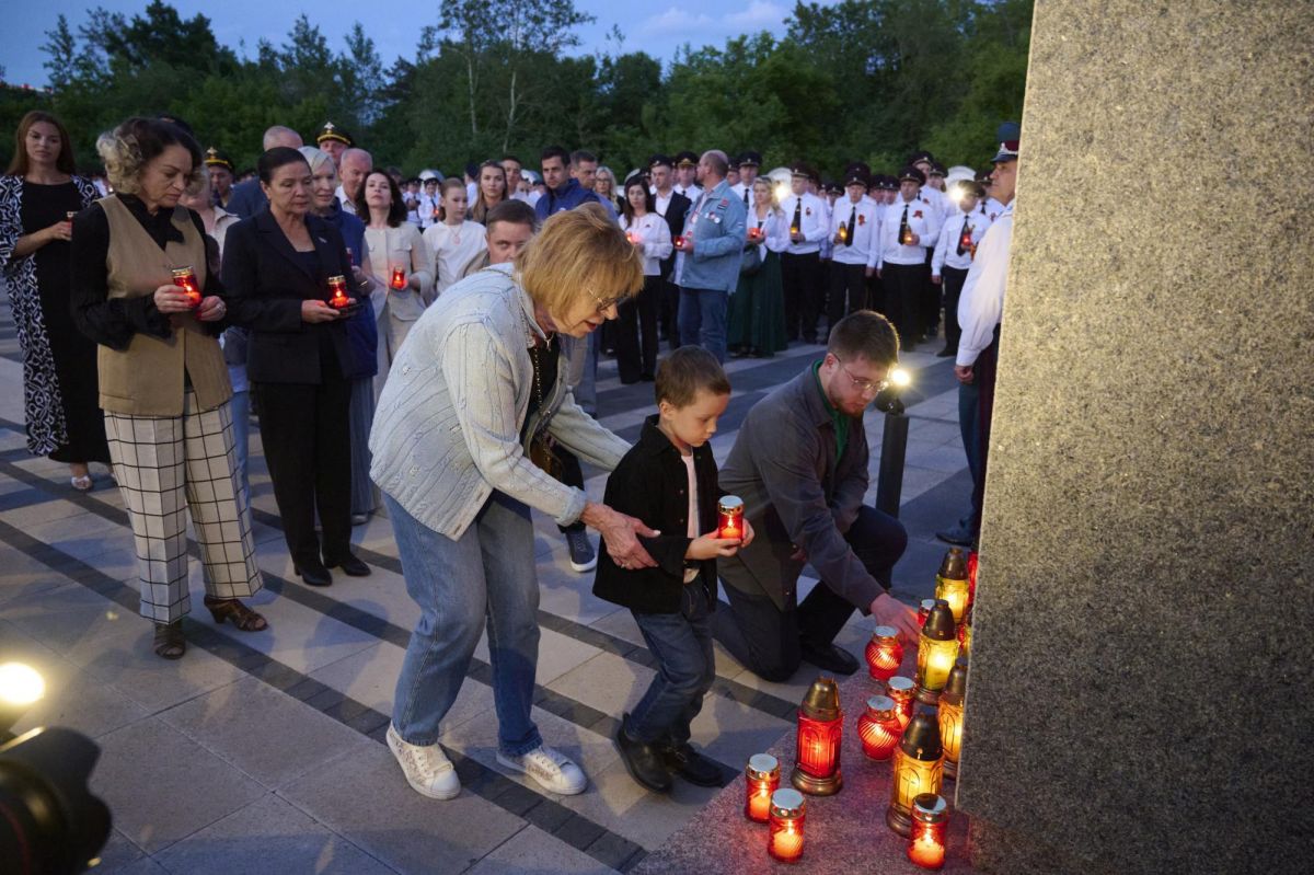 А накануне, поздним вечером 21 июня, на площади у Мемориала Победы прошла международная акция «Огненные картины войны» А накануне, поздним вечером 21 июня, на площади у Мемориала Победы прошла международная акция «Огненные картины войны»