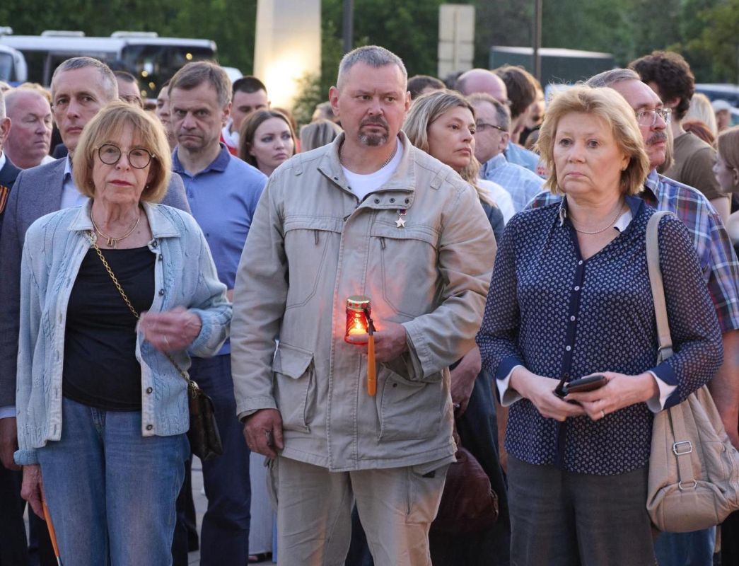 А накануне, поздним вечером 21 июня, на площади у Мемориала Победы прошла международная акция «Огненные картины войны» А накануне, поздним вечером 21 июня, на площади у Мемориала Победы прошла международная акция «Огненные картины войны»