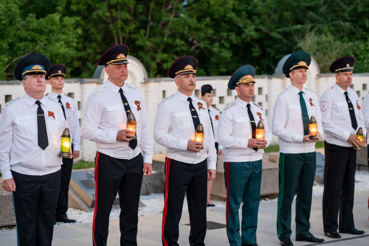 Красноярск помнит: полицейские приняли участие в мероприятиях, приуроченных к 85-й годовщине начала Великой Отечественной войны Красноярск помнит: полицейские приняли участие в мероприятиях, приуроченных к 85-й годовщине начала Великой Отечественной войны
