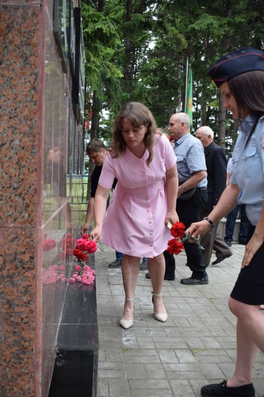 Митинг памяти. Сегодня наша страна чтит память 27 миллионов человек, погибших в годы Великой Отечественной войны Митинг памяти. Сегодня наша страна чтит память 27 миллионов человек, погибших в годы Великой Отечественной войны