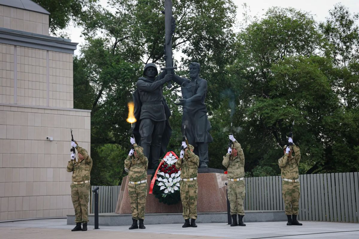 В День памяти и скорби заместитель начальника ГУФСИН полковник внутренней службы Георгий Кочергин принял участие в церемонии возложения венков и цветов к Вечному огню Мемориала Победы В День памяти и скорби заместитель начальника ГУФСИН полковник внутренней службы Георгий Кочергин принял участие в церемонии возложения венков и цветов к Вечному огню Мемориала Победы