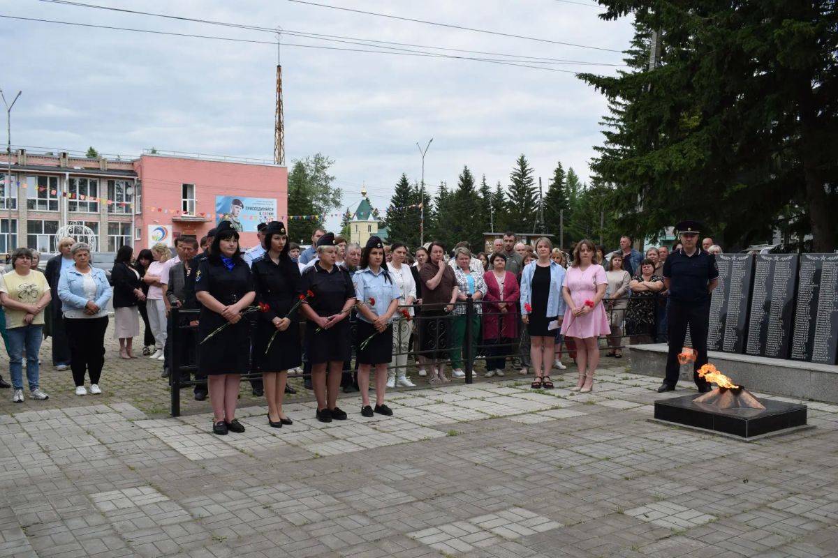 Митинг памяти. Сегодня наша страна чтит память 27 миллионов человек, погибших в годы Великой Отечественной войны Митинг памяти. Сегодня наша страна чтит память 27 миллионов человек, погибших в годы Великой Отечественной войны
