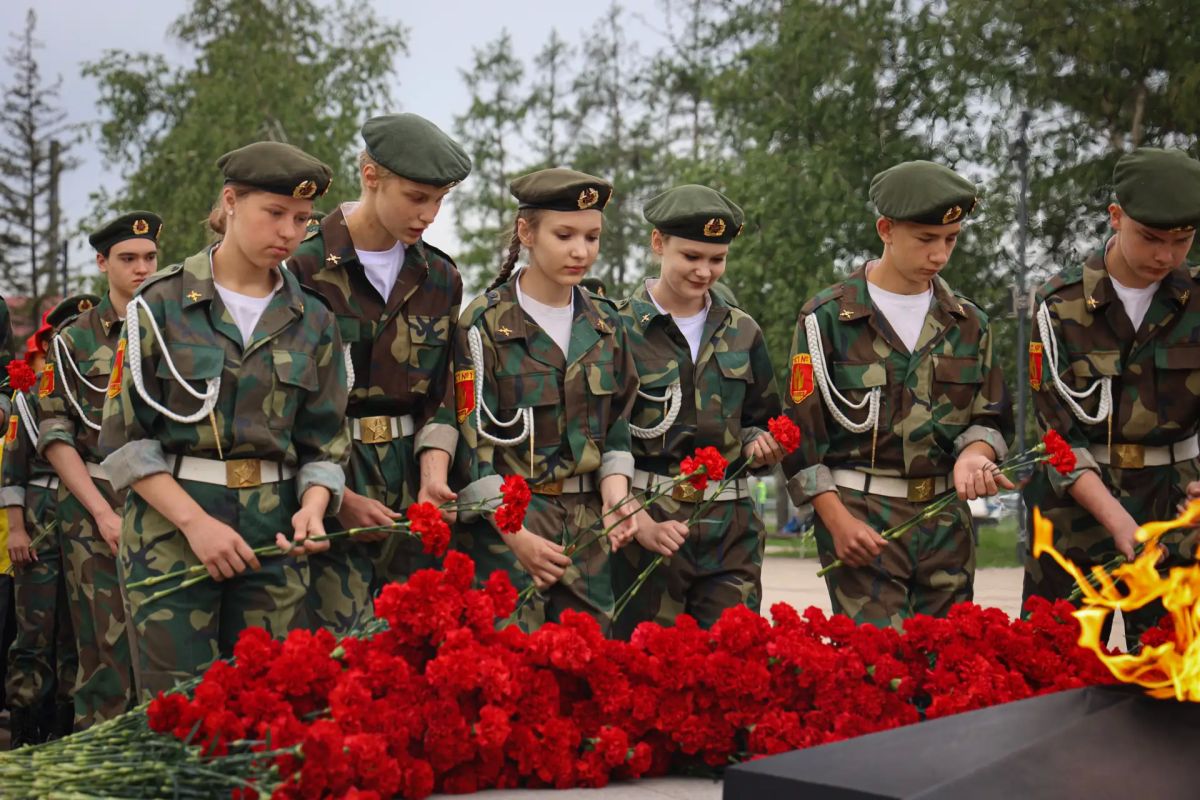 В День памяти и скорби заместитель начальника ГУФСИН полковник внутренней службы Георгий Кочергин принял участие в церемонии возложения венков и цветов к Вечному огню Мемориала Победы В День памяти и скорби заместитель начальника ГУФСИН полковник внутренней службы Георгий Кочергин принял участие в церемонии возложения венков и цветов к Вечному огню Мемориала Победы