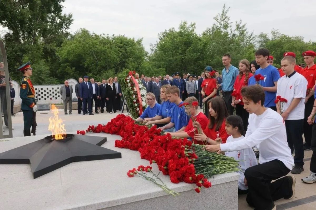 Красноярцы возложили цветы к Вечному огню в память о солдатах, не вернувшихся с полей сражений, и о тех, кто погиб в тылу Красноярцы возложили цветы к Вечному огню в память о солдатах, не вернувшихся с полей сражений, и о тех, кто погиб в тылу