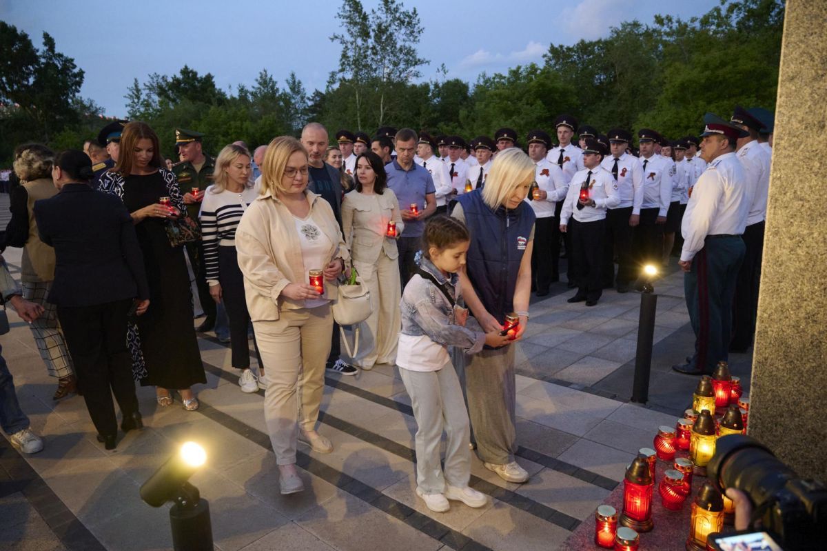 А накануне, поздним вечером 21 июня, на площади у Мемориала Победы прошла международная акция «Огненные картины войны» А накануне, поздним вечером 21 июня, на площади у Мемориала Победы прошла международная акция «Огненные картины войны»