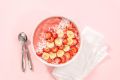 Пробуждение вкуса: бананово-клубничный смузи-боул, который зарядит энергией