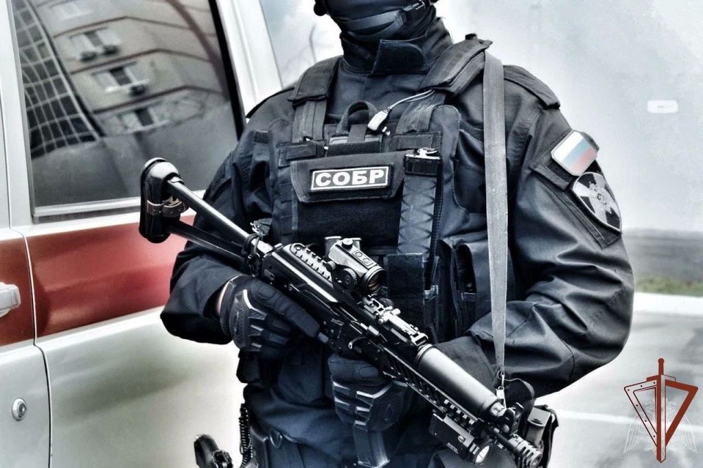 При силовой поддержке сотрудников СОБР Росгвардии вКрасноярске задержан особо опасный преступник, находившийся в федеральном розыске