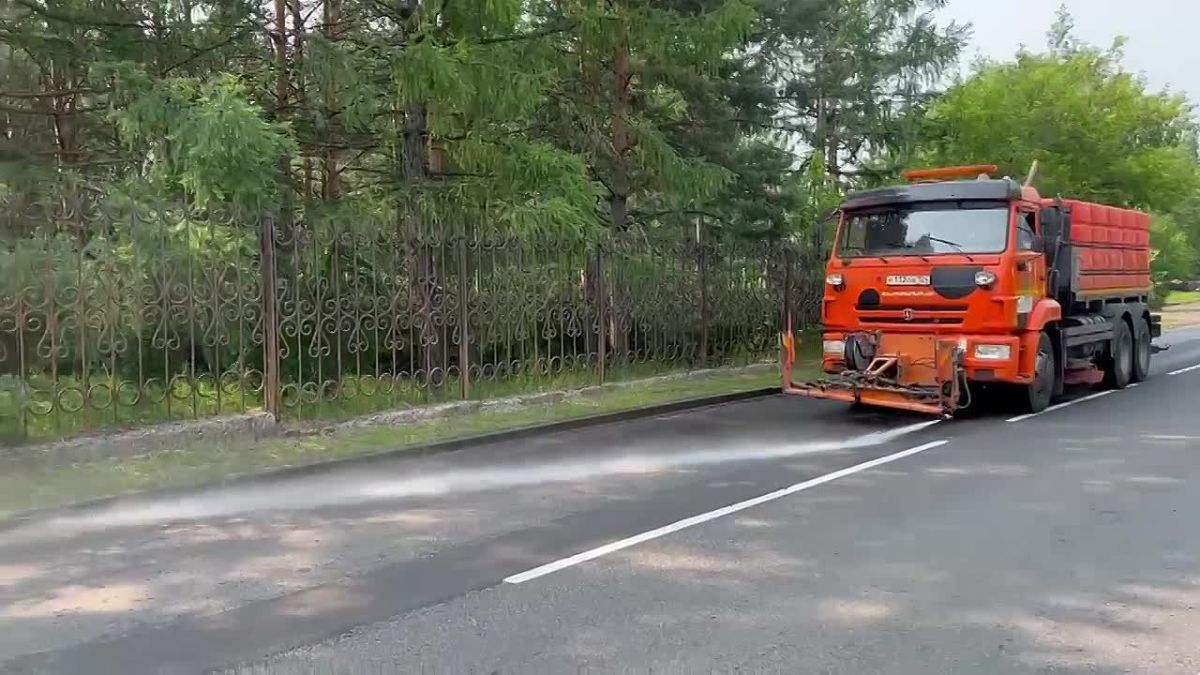 Красноярцам показали, как дорожники борются с пухом на улицах