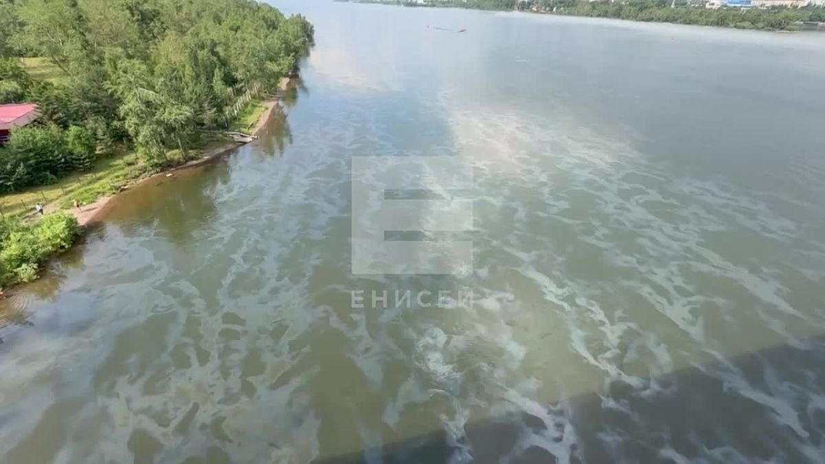 Маслянистые пятна заметили на Енисее в Красноярске