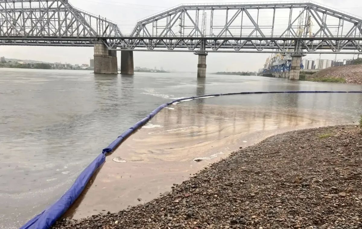 Красноярцев насторожило огромное масляное пятно у четвертого моста