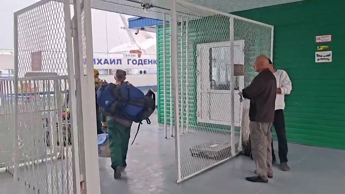 По реке и в Бор!. В посёлок Бор Туруханского округа на пароходе из Енисейска для тушения лесных пожаров направили ещё 20 десантников-пожарных из Республики Коми