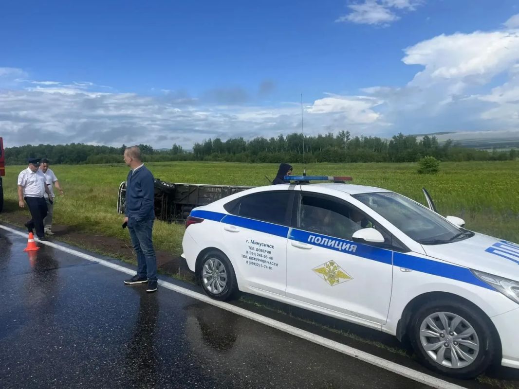 Два человека, в том числе ребенок, пострадали при ДТП с автобусом, в котором находились 27 детей, в Красноярском крае, сообщили в МВД Два человека, в том числе ребенок, пострадали при ДТП с автобусом, в котором находились 27 детей, в Красноярском крае, сообщили в МВД