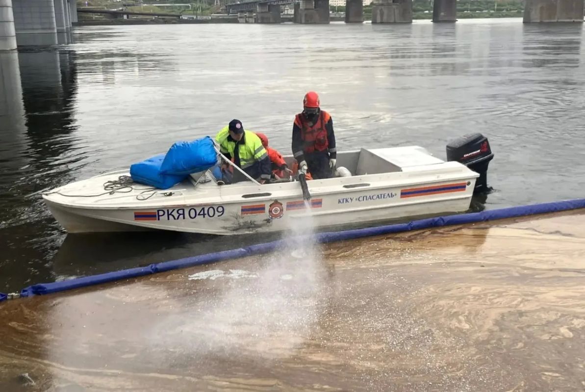 Спасатели устраняют масляное пятно на Енисее в районе Николаевского моста Спасатели устраняют масляное пятно на Енисее в районе Николаевского моста