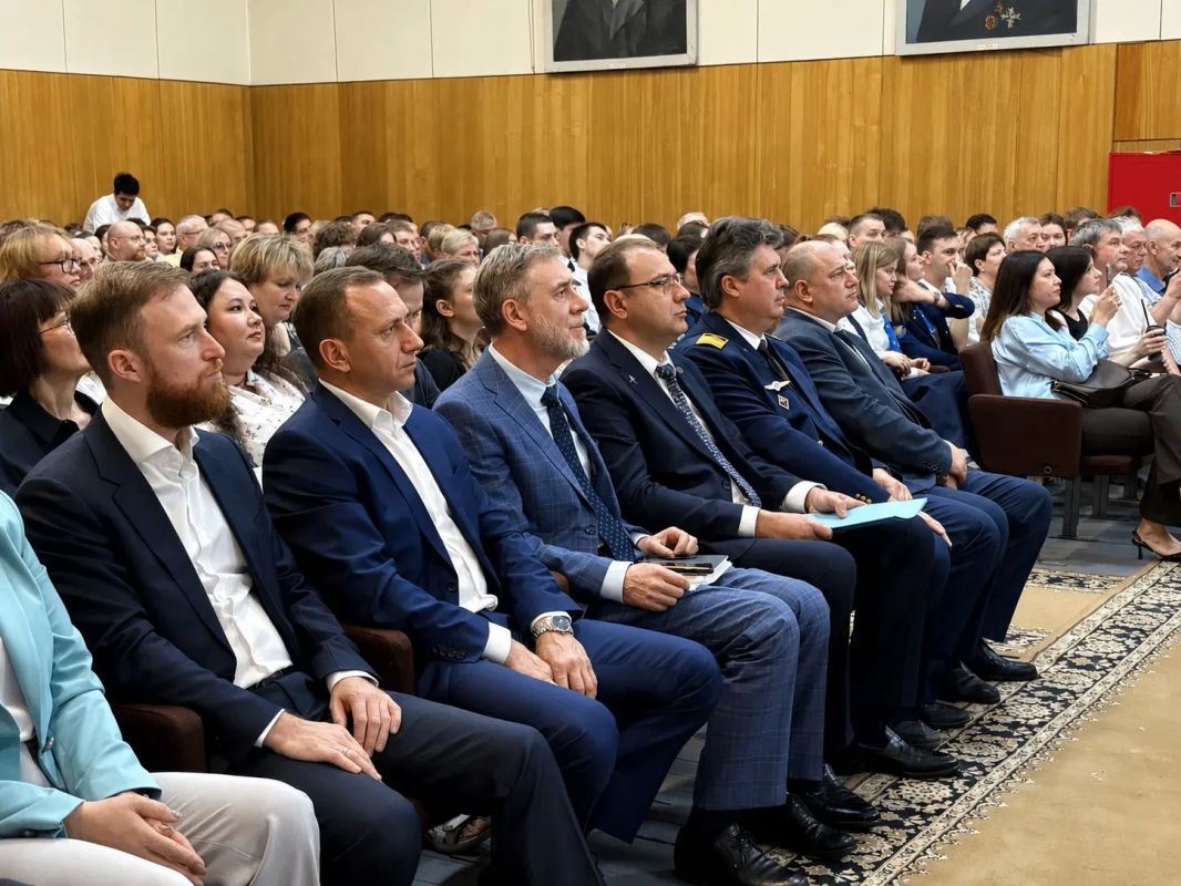 Около 300 новых специалистов пополнили авиационную отрасль Красноярского края Около 300 новых специалистов пополнили авиационную отрасль Красноярского края