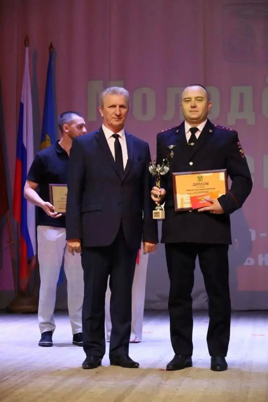 Наши полицейские — лауреаты молодёжной премии! Наши полицейские — лауреаты молодёжной премии!