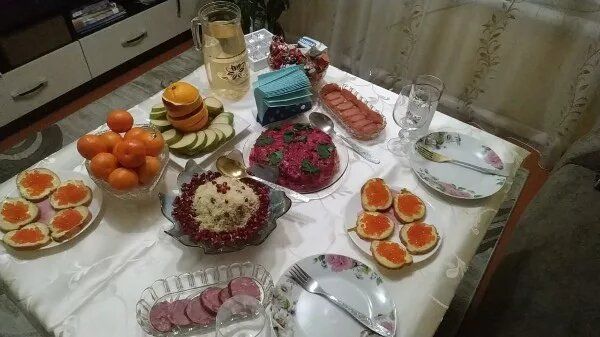 Как безопасно хранить новогодние салаты, чтобы избежать неприятностей