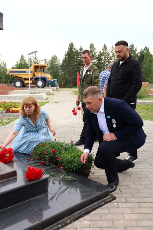 В День ветеранов боевых действий, в городском посёлке Северо-Енисейский прошла торжественная церемония возложения цветов В День ветеранов боевых действий, в городском посёлке Северо-Енисейский прошла торжественная церемония возложения цветов