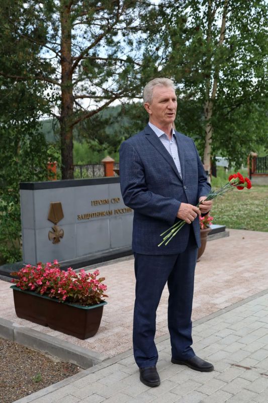 В День ветеранов боевых действий, в городском посёлке Северо-Енисейский прошла торжественная церемония возложения цветов