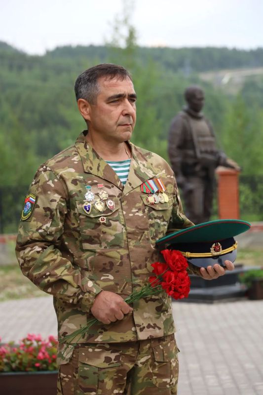 В День ветеранов боевых действий, в городском посёлке Северо-Енисейский прошла торжественная церемония возложения цветов В День ветеранов боевых действий, в городском посёлке Северо-Енисейский прошла торжественная церемония возложения цветов