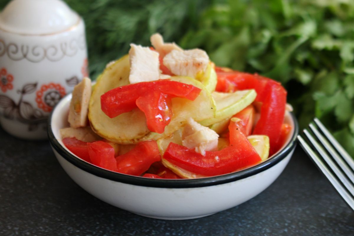 Легкий и яркий салат с курицей и кабачками для летнего ужина