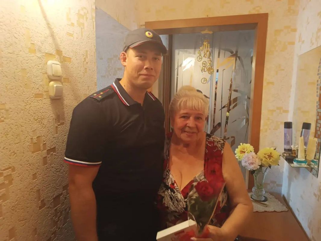 В честь приближающегося 90-летия Госавтоинспекции, автоинспекторы Ачинска проявили заботу о семьях своих коллег, отдавших жизнь при исполнении служебных обязанностей В честь приближающегося 90-летия Госавтоинспекции, автоинспекторы Ачинска проявили заботу о семьях своих коллег, отдавших жизнь при исполнении служебных обязанностей