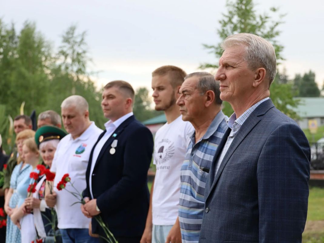В День ветеранов боевых действий, в городском посёлке Северо-Енисейский прошла торжественная церемония возложения цветов В День ветеранов боевых действий, в городском посёлке Северо-Енисейский прошла торжественная церемония возложения цветов