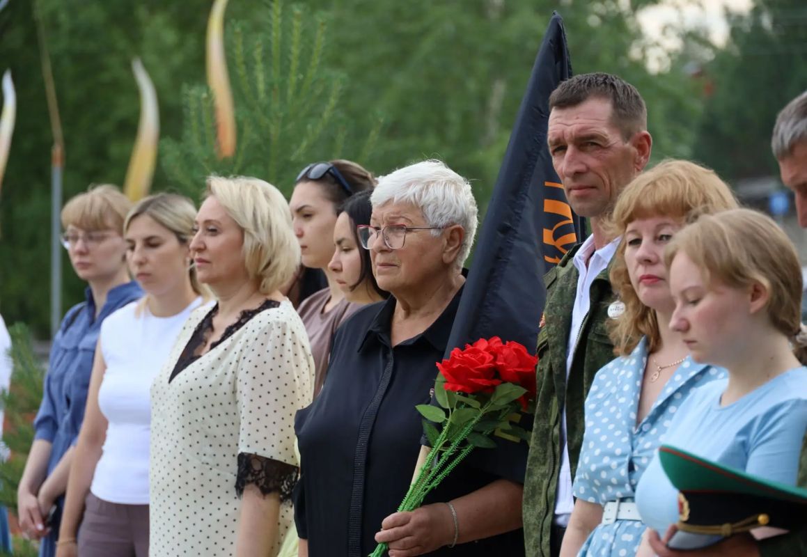 В День ветеранов боевых действий, в городском посёлке Северо-Енисейский прошла торжественная церемония возложения цветов В День ветеранов боевых действий, в городском посёлке Северо-Енисейский прошла торжественная церемония возложения цветов