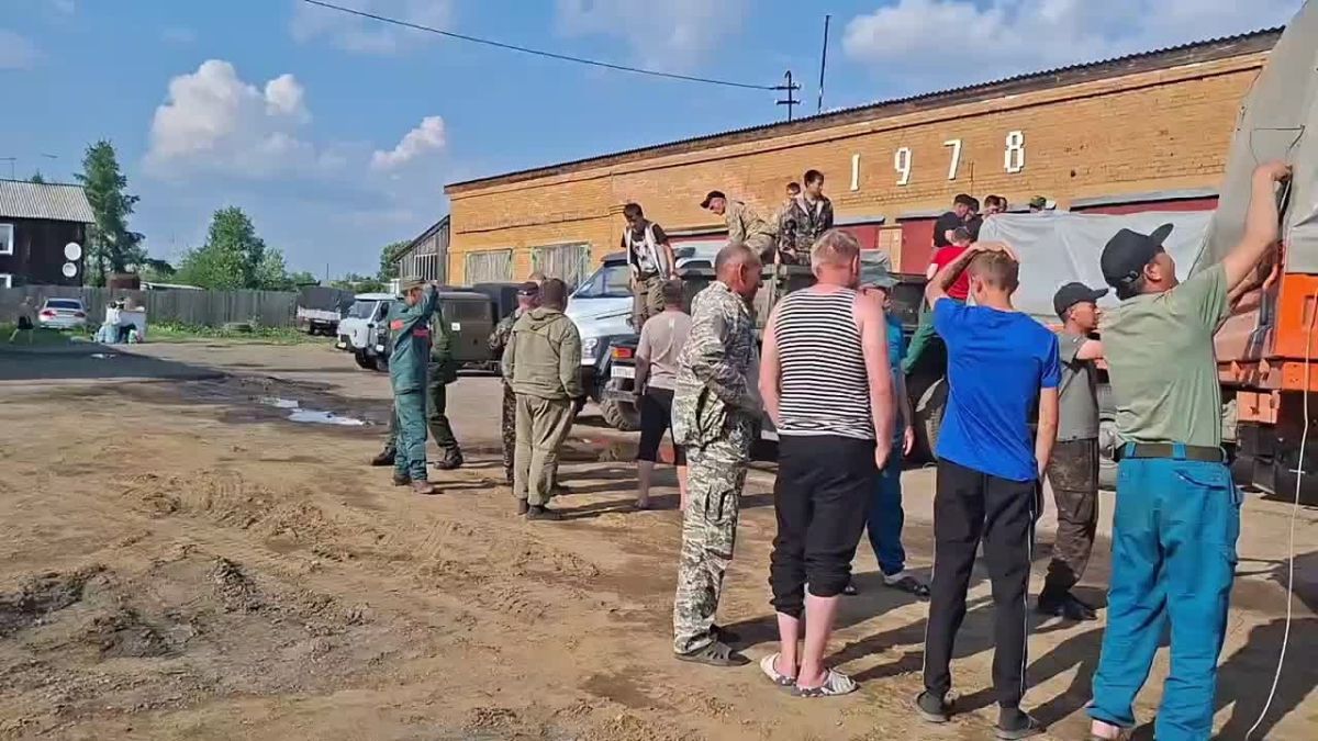 Более 40 специалистов лесопожарных служб из Забайкальского края, Хакасии и Красноярска направили пароходом из Енисейска в Туруханский округ для тушения лесных пожаров