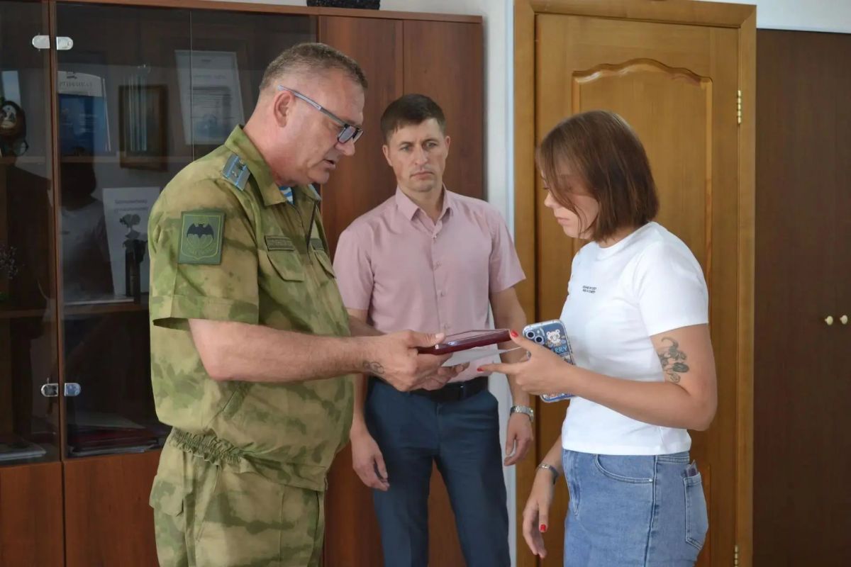 Награды – семьям героев. В кабинете главы района Владислава Кондратенко военный комиссар Манско-Уярского округа Григорий Игнатенко вручил государственные награды семьям участников специальной военной операции, которые... Награды – семьям героев. В кабинете главы района Владислава Кондратенко военный комиссар Манско-Уярского округа Григорий Игнатенко вручил государственные награды семьям участников специальной военной операции, которые...