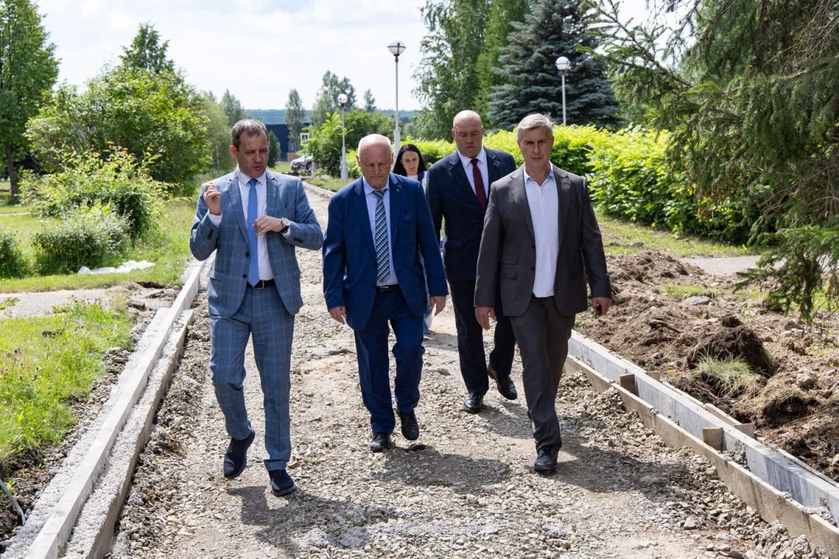 Вместе с коллегой, депутатом краевого парламента Сергеем Филимоновым оценили, как идёт благоустройство Зеленогорска Вместе с коллегой, депутатом краевого парламента Сергеем Филимоновым оценили, как идёт благоустройство Зеленогорска