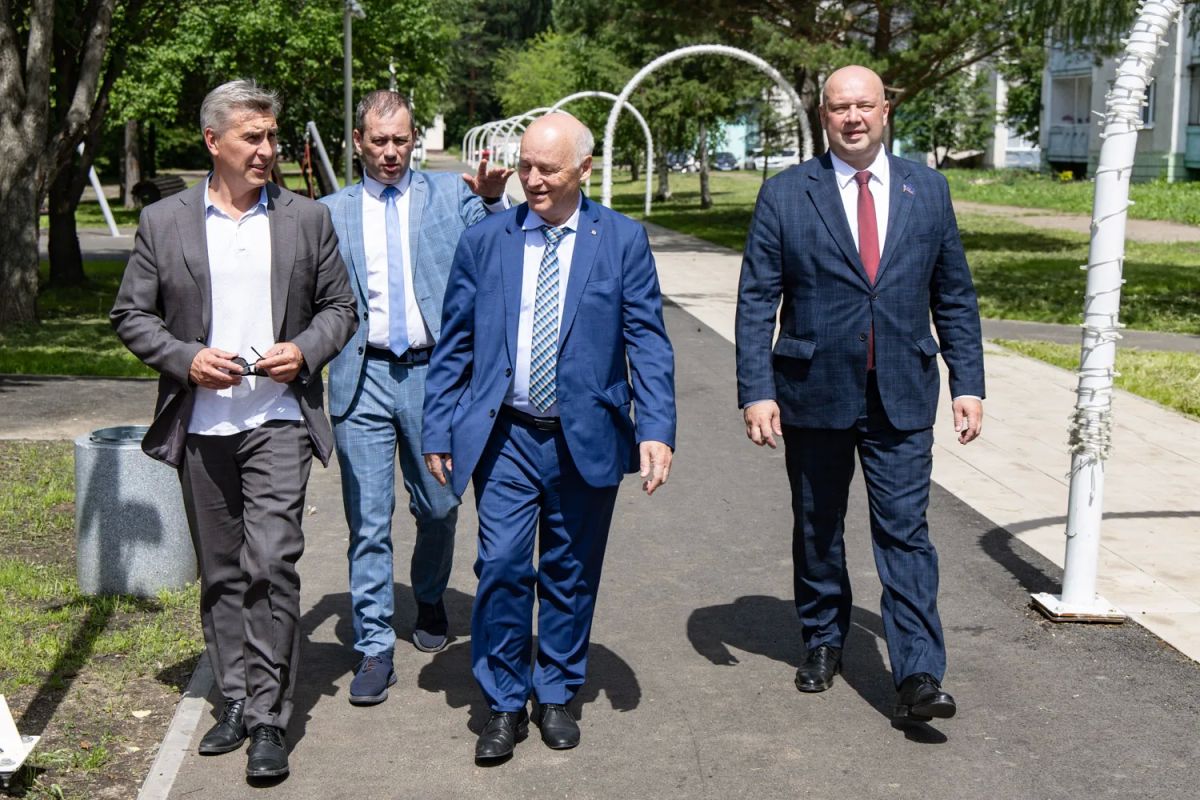Вместе с коллегой, депутатом краевого парламента Сергеем Филимоновым оценили, как идёт благоустройство Зеленогорска Вместе с коллегой, депутатом краевого парламента Сергеем Филимоновым оценили, как идёт благоустройство Зеленогорска
